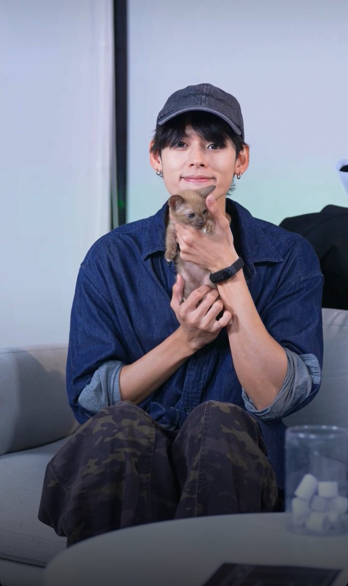 holicimmika's tweet photo. เบิ้ดเดย์บอยกับน้องบราวน์นี่น่ารักมากเยยนิ่ 🐈‍⬛🤏 #PERSES_KITTYSWAGMV #NAY_PERSES #PERSES_TH #PERSES https://t.co/uboP80AFol