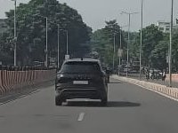 Live_Gyan's tweet image. काले शीशे, धुंधले नम्बर वाली गाड़ियों की संख्या बढ़ती जा रही है। जब सख्ती हुई थी तब आपराधिक घटनाएं भी कम हो गई थीं।
क्या पुलिस को इतना नहीं समझ में आता कि कोई क्यों नहीं चाहता कि दूसरा उसको देख पाए? पहचान पाए?