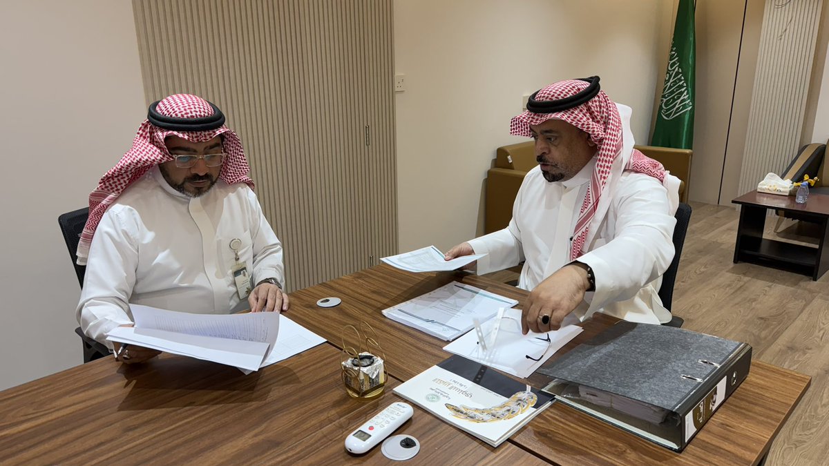 j4tarf's tweet image. ⬜️🟩

ممثل مركز التنمية الاجتماعية بالأحساء أ.ابراهيم العباد يزور الجمعية اليوم الأربعاء الموافق ١٢ نوفمبر 2025م،للإطلاع على سير العمل،وجرى خلال الزيارة عرض ما تقدمه الجمعية من برامج ومشاريع للمستفيدين،كان في استقباله المدير التنفيذي 
 أ.حمد النجم وقد أبدى الزائر إعجابه بحسن سير…