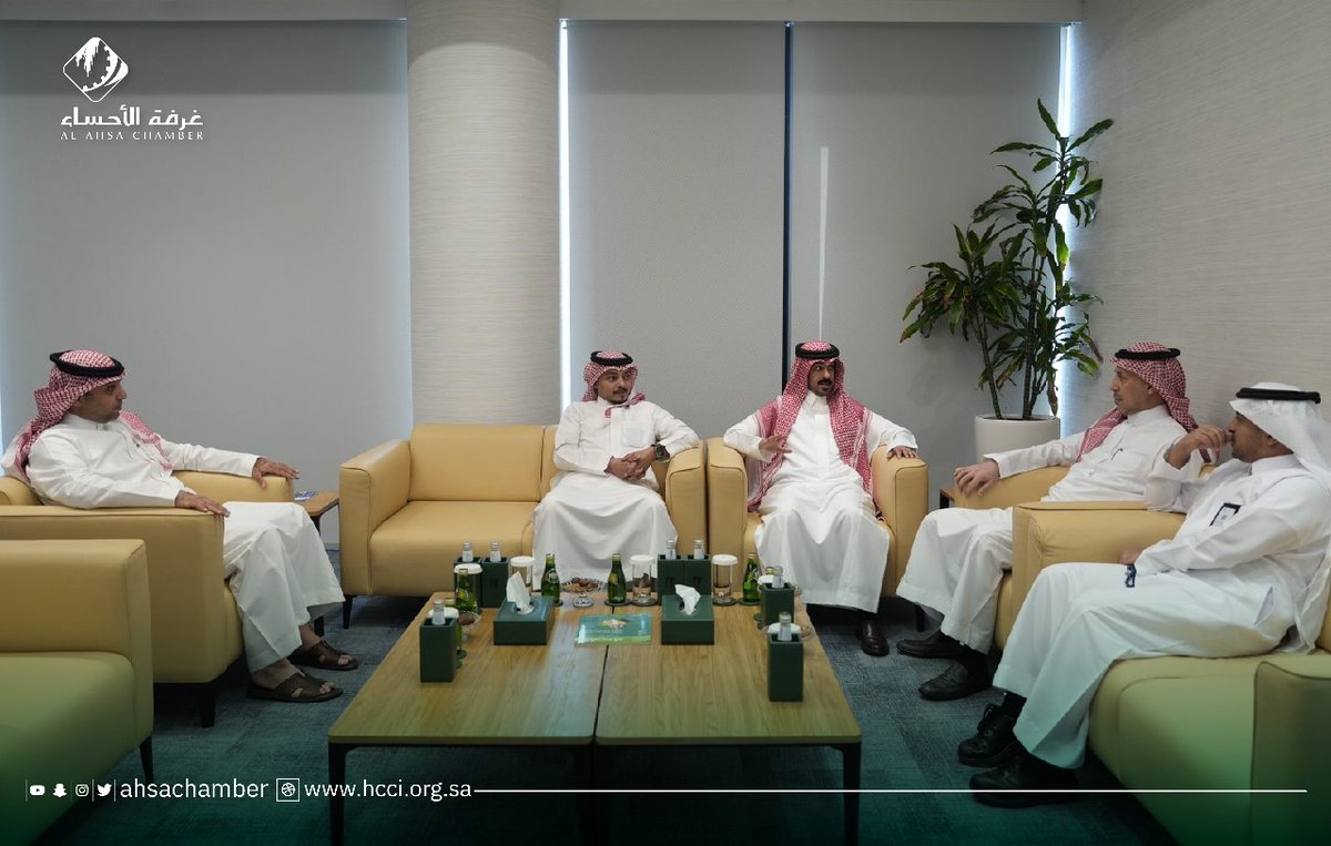 استقبل رئيس مجلس إدارة #غرفة_الأحساء الأستاذ محمد العفالق، مدير فرع وزارة التجارة بالأحساء المكلف الأستاذ مشاري السويلم، بحضور الأمين العام للغرفة الدكتور إبراهيم آل الشيخ مبارك، وذلك لبحث وتعزيز مجالات التعاون والتنسيق المشترك بين الجانبين