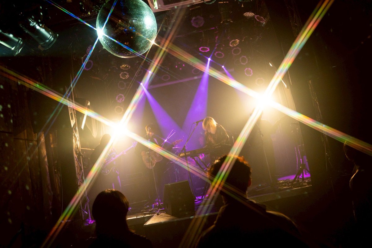 11/11(Tue) 北堀江 club vijon

『ぽんぽん工房生誕前夜祭
〜バンドマンは27歳で死ねるのか〜』

「僕はいつでも、行けるよ」

セットリスト
1.introduction
2.独白
3.全て真夜中の、
4.二年前
5.メランコリック
6.ライム

Photo by <a href="/ruuun87run/">まつした りこ</a>