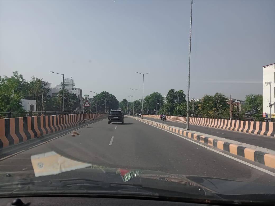 Live_Gyan's tweet image. काले शीशे, धुंधले नम्बर वाली गाड़ियों की संख्या बढ़ती जा रही है। जब सख्ती हुई थी तब आपराधिक घटनाएं भी कम हो गई थीं।
क्या पुलिस को इतना नहीं समझ में आता कि कोई क्यों नहीं चाहता कि दूसरा उसको देख पाए? पहचान पाए?