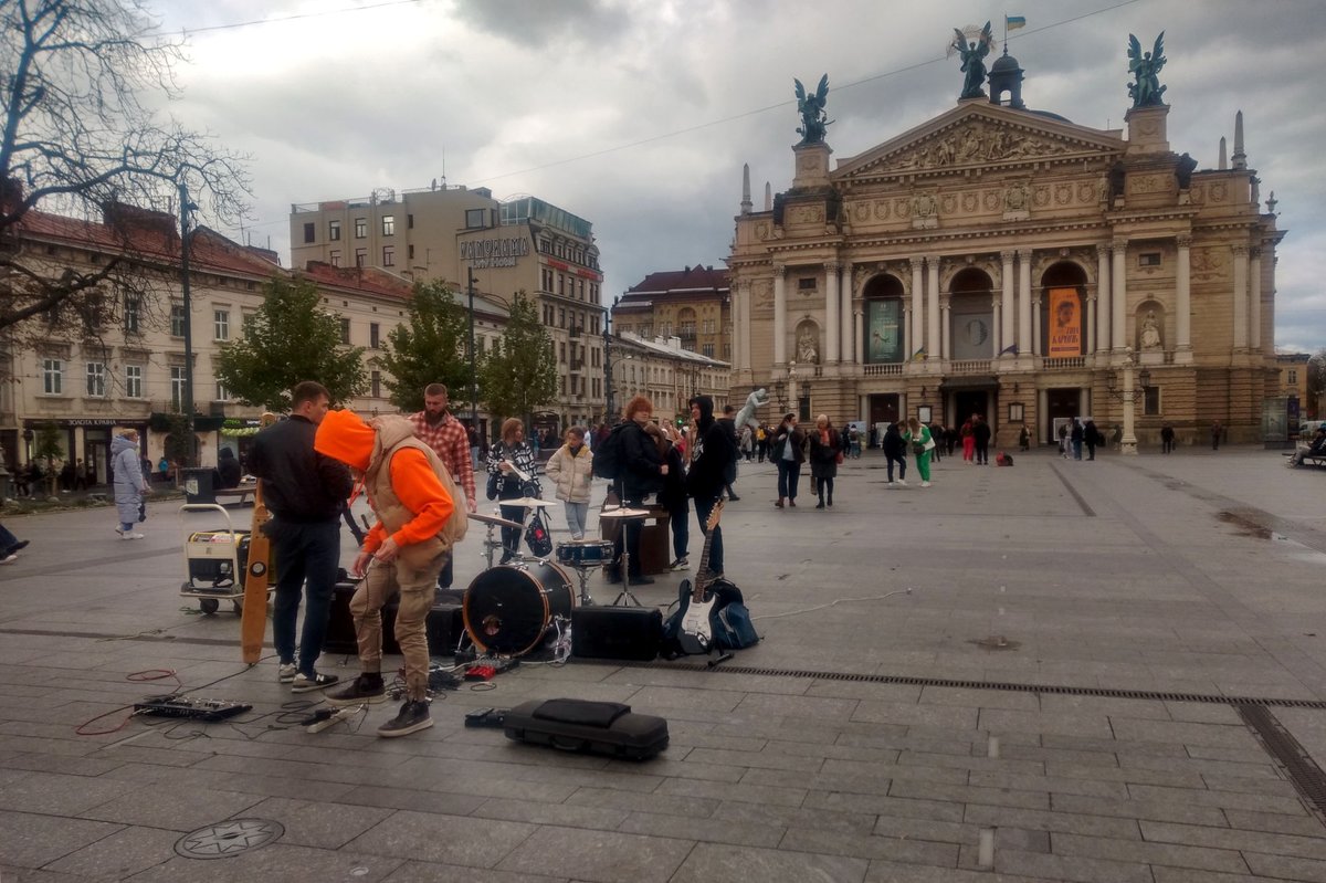 JkmMikke's tweet image. Tu zdjęcia Lwowa obchodzącego rocznicę niepodległości Polski. Niech Kraków zobaczy, jak się z pompą obchodzi święta sąsiada - i się wstydzi!