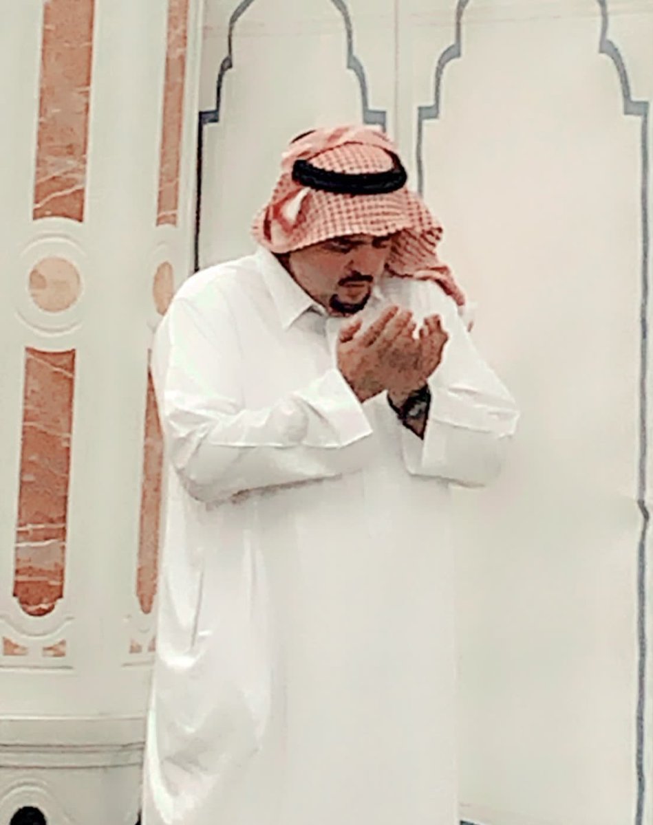 عبدالعزيز بن فهد.. قلبٌ عامرٌ بالإيمان

من يعرفه، يعرف أن في قلبه سكينة.
يبدأ يومه بالذكر، وينهيه بالدعاء.
يذكر الله في السرّ قبل الجهر..
ويحمده على العطاء قبل الرجاء.

ما تعلّق بالدنيا رغم ما فيها..
ولا تغيّر مع المكانة ولا الجاه.
شاكرٌ في الرخاء، صابرٌ في البلاء..
يحسن الظن