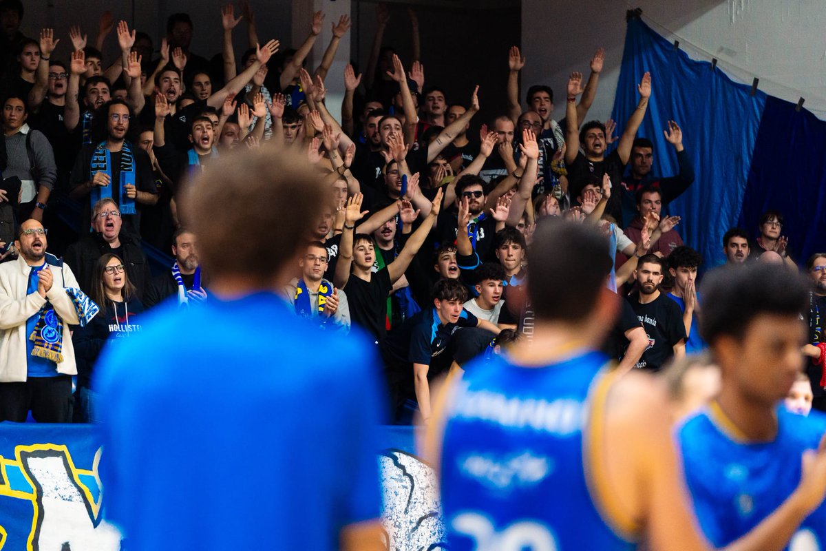 El Magata se volvió a vestir de gala para animar a los nuestros.

Seguiremos apretando para conseguir el ascenso.