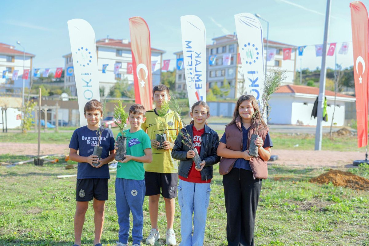 EmlakYonetim's tweet photo. 🇹🇷 11 Kasım Milli Ağaçlandırma Günü
Bugün geleceğe nefes olmanın gururunu yaşıyoruz! 🌳

Emlak Yönetim olarak, ülkemizin dört bir yanında yer alan sitelerimizde 50 bin fidanı toprakla buluşturduk.
Her fidan, doğaya ve yarınlara olan sorumluluğumuzun bir simgesi. 🌿

Daha yeşil bir Türkiye için çalışmaya, büyümeye ve kök salmaya devam ediyoruz. 💚

@OGMgovtr 

#MilliAğaçlandırmaGünü #EmlakYönetim #GeleceğeNefes #50BinFidan #OrmanGenelMüdürlüğü
