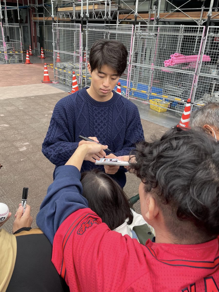 2年前のファン感の時のイベントの撮影会のチェキにサインして頂きました！汚さないようにスマホに挟みます