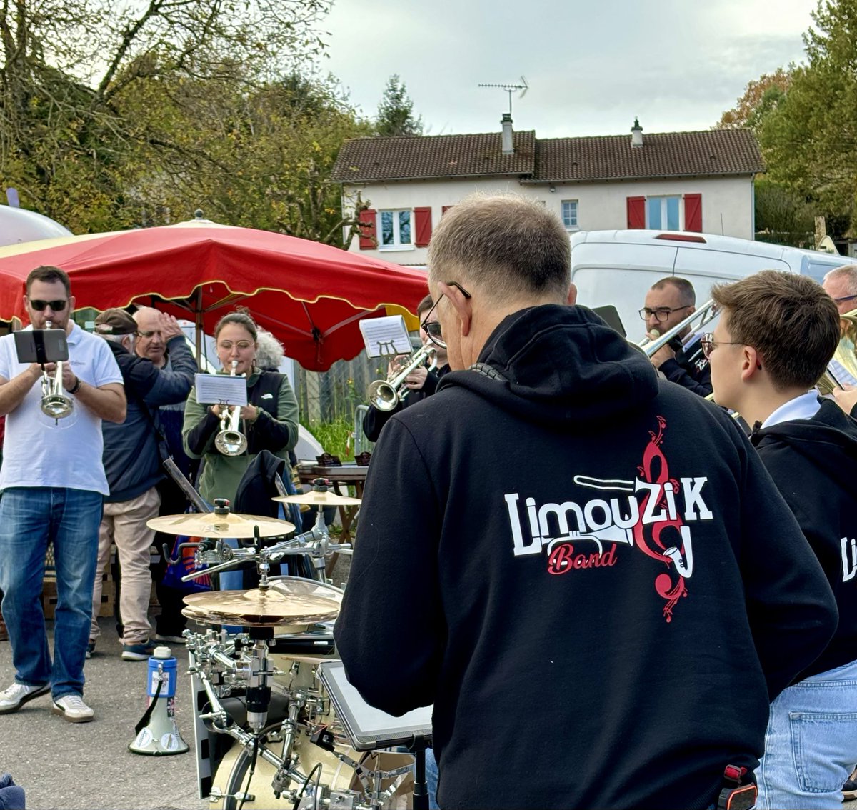 Energie87200's tweet photo. Encore un bon moment hier à la traditionnelle fête de la #châtaigne et du #cidre organisée par le comité de fêtes de Glane. On a pu se régaler, discuter et chiner avec le soleil. Grand merci aux bénévoles ! ☀️ 🌰 👏

#SaintJunien #fête #crêpes #repas #videgrenier #convivialité https://t.co/FgH2GYsHUt