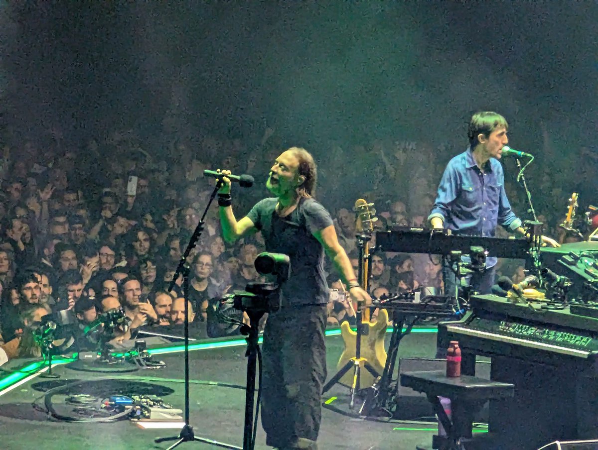 "Are Radiohead huddle people?"

Forty-eight hours with Radiohead in Madrid...

thenewcue.substack.com/p/the-new-cue-…