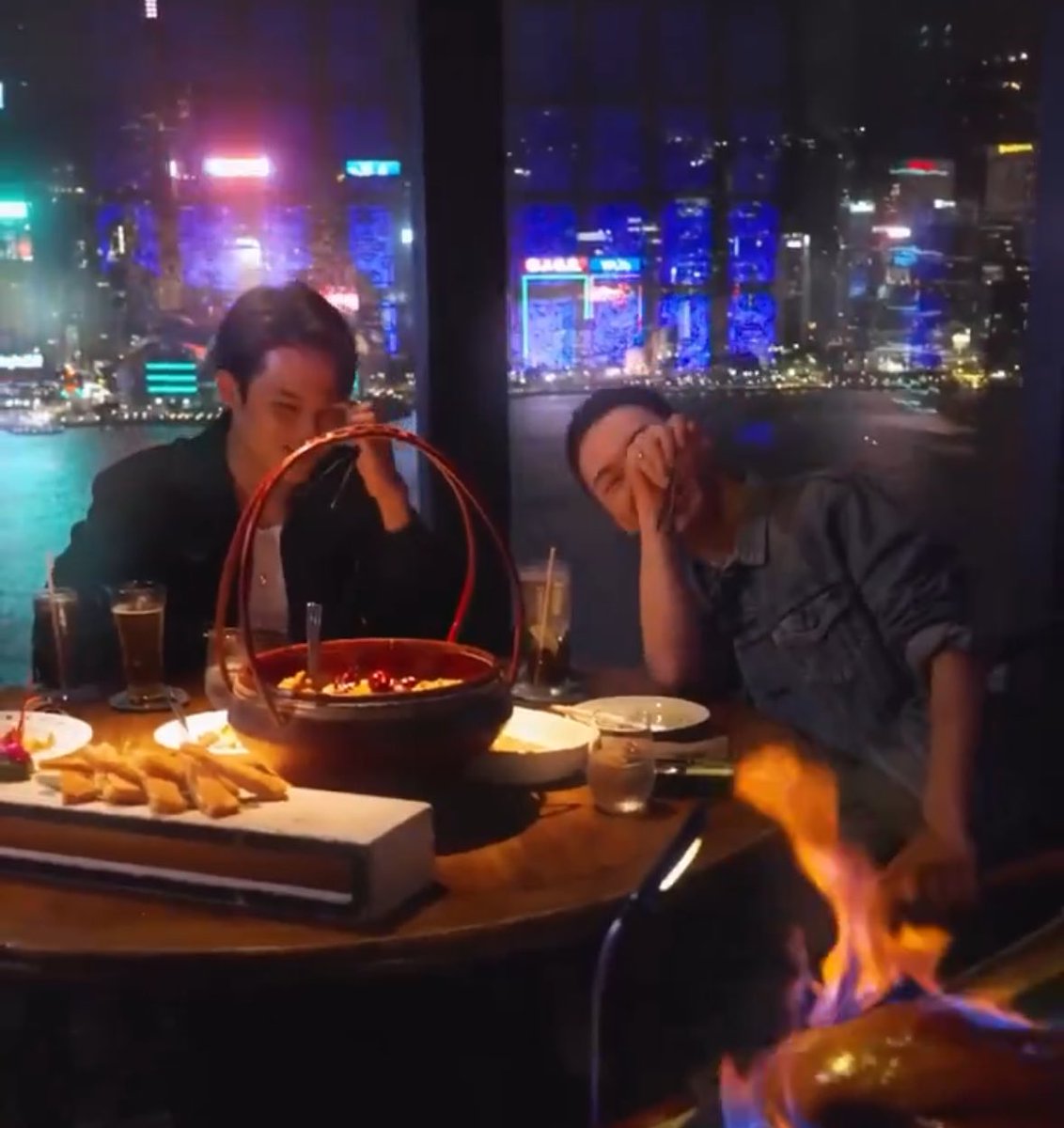 v218log's tweet photo. gyusol date in 4k https://t.co/puulUMTQCS