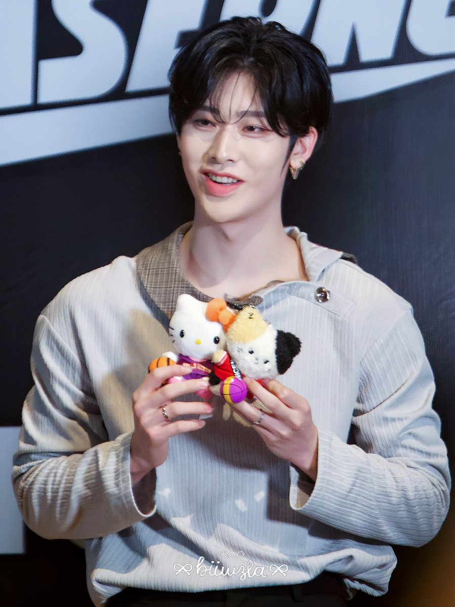 251109 Met a cat friend 🐱🐱🐱 #RICKY #리키 #沈泉锐 #リッキー #ZB1