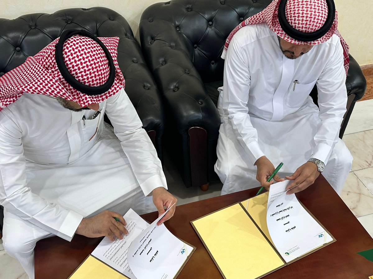 تم اليوم توقيع مذكرة تفاهم بين وزارة البيئة والمياه والزراعة وجمعية إكرام النعم بمحافظة الرس،
مثل الوزارة مدير مكتب الزراعة م. عبدالرحمن الزيدي،
ورئيس مجلس إدارة الجمعية أ. صالح بن عساف العساف.

تهدف المذكرة إلى تعزيز الشراكة المجتمعية والاستدامة من خلال المبادرات المشتركة
