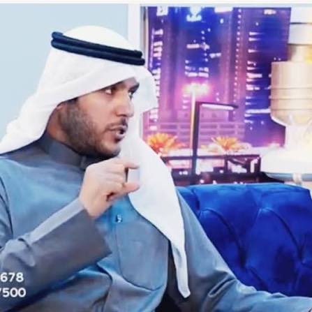 a_alsarii90's tweet photo. مابين الدكتور سلطان الاصقه والدكتور نايف بن نهار
سنتكلّم بموضوعية دون انحياز حتى نقطع الطريق على المُشككين الذين سيُحرّفون التغريدة 
الفرق مابينهما هو أن الدكتور سلطان الأصقه ينطلق من مُنطلقات عقدية ثابتة لا يحيد عن الطريق لذلك جمهور الدكتور الاصقه غالباً جمهور عقدي همّه الأول التوحيد والحقيقة .. الدكتور الاصقه 
هو ( ساقي المُر ) يغوص في أعماق التاريخ وينقل الحقيقة المُرّة التي تنفر منها الأجيال التي عُودت على السكر بكؤوس النقل الكاذب والعواطف .. الدكتور سلطان الأصقه صاحب قلم سيّال وبإمكانه الميل نحو التحشيد وتوظيف مافي بطون الكتب في نشر الباطل المُحبب للجمهور لكنه كما ذكرت رجل همّه عقيدته وأمته 
ومن كؤوس الحنظل التي سقاها الأصقه للجماهير فهاجمه الكثير وأعلن عداوته الكثير هو تسليطه الضوء على ( أواخر ) الدولة العثمانية وجريمة الدرعية الكبرى فحورب الأصقه وإني كنت والله كارهاً لهذا الرجُل أبحث خلفه عن أخطاء وقد وجدت لكنني لم أهاجمه حينها بمرئية خشية ( القانون ) انذاك لكنها اخطاء ( نقل ) لا تسلُّط هوى و عقل .. قلائل في بحر ايجابات وخير عظيم .. 
نأتي للدكتور نايف بن نهار .. رجل صاحب حضور ذو نبرة مؤثرة يجيد اختراق القلوب بالعواطف لكنه لا يأبه بالجرأة حتى على مخالفة النصوص وتفسيرها الجوهر بالعقلية الموافقة لتصفيق الحاضرين لا لرضوان الله سبحانه .. الدكتور نايف بن نهار ستزيد جماهيرته وشعبيته كلما زادت ( غُربة الدين ) 
وستتناقص شعبية الأصقه بالمقابل .. 
قبل أن تحكم علي بالتحامُل على الدكتور نايف بن نهار
تذكّر أنني مُحاسب على كل حرف ! قال تعالى
  {مَا يَلْفِظُ مِنْ قَوْلٍ إِلَّا لَدَيْهِ رَقِيبٌ ��َتِيد }

وقال تعالى { وَنَضَعُ الْمَوَازِينَ الْقِسْطَ لِيَوْمِ الْقِيَامَةِ فَلَا تُظْلَمُ نَفْسٌ شَيْئًا �� وَإِن كَانَ مِثْقَالَ حَبَّةٍ مِّنْ خَرْدَلٍ أَتَيْنَا بِهَا ۗ وَكَفَىٰ بِنَا حَاسِبِين } 

سيُحاسبني الله فكن مُطمئن ياعزيز القارىء