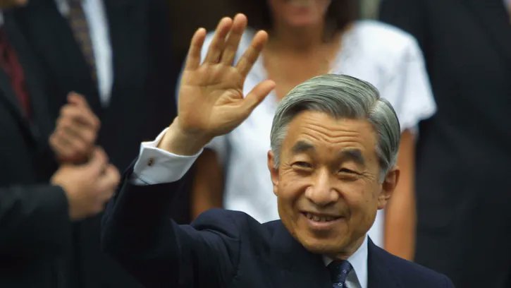 Japon İmparatoru Akihito efsanevi ilk imparator Jimmu'nun 125. kuşak torunu olarak kabul ediliyor. Babası Hirohito'nun ölümünden yaklaşık iki yıl sonra 1990 yılında bugün resmen tahta çıkmış.