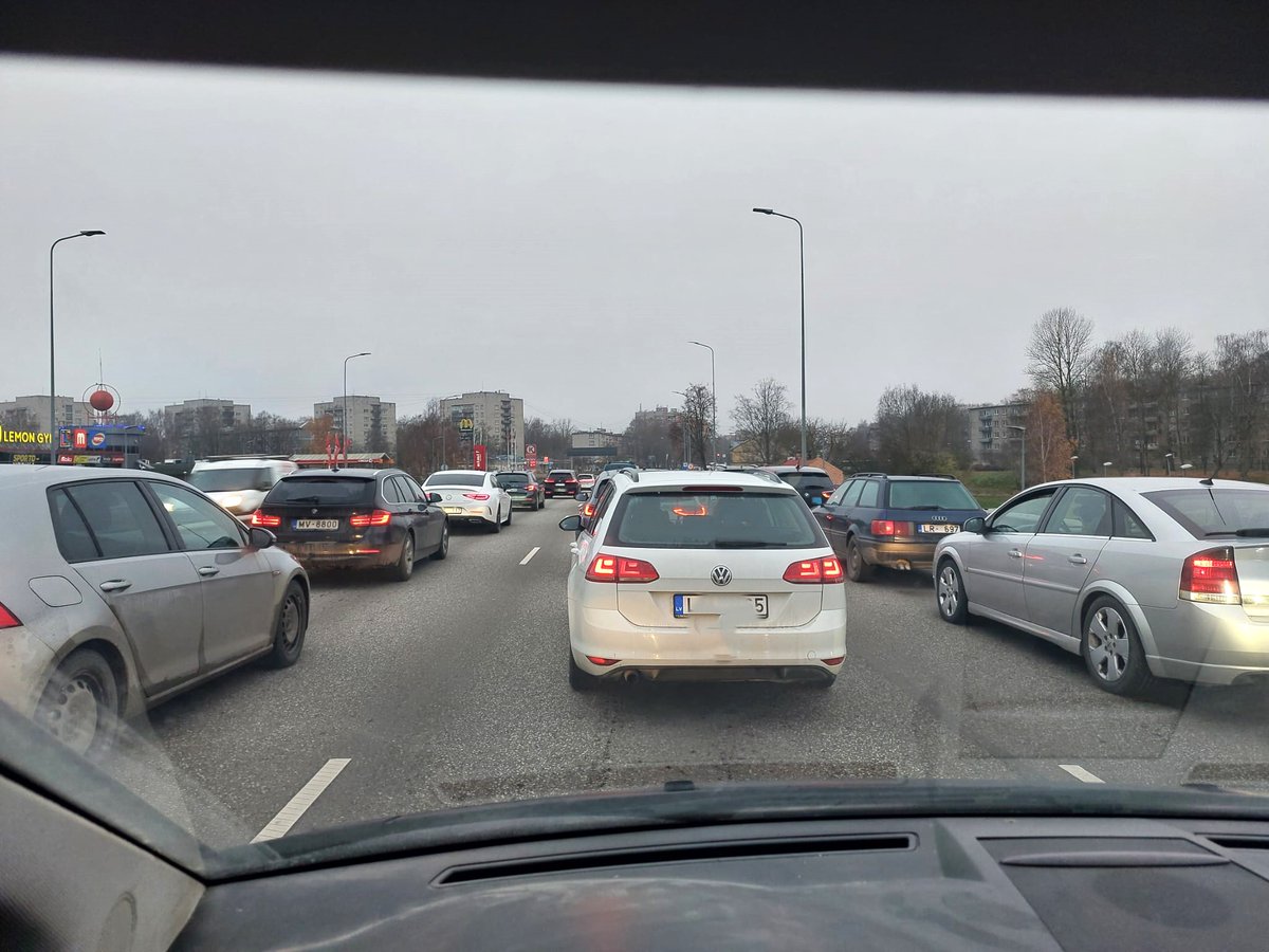 No rīta visiem vajag uz Rīgu, vakarā korķis ārā no Rīgas.
Es laikam mainītu darbu vai dzīves vietu.