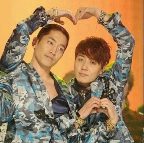 에릭: 얼마 전 앤디가 냉장고 뒤지면서 "밀키스랑 칠성사이다 중에 뭐가 좋아?"라고 물어봤다. 나는 밀키스라고 대답했어. 다음 순간 자신감 넘치는 표정로 "뭐, 콜라밖에 없는데" 이러면서 콜라 던지고 왔어