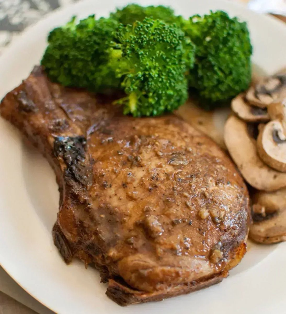 Living_Lou's tweet image. Craving pork chops?

You&apos;ll LOVE this recipe with garlic, balsamic, Dijon, sage and maple syrup.
RECIPE: buff.ly/3DPuGNH 
#pork #recipe
