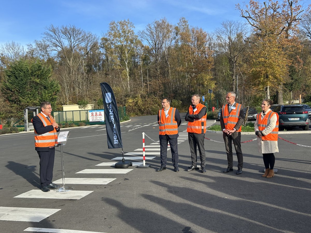 TransdevIDF's tweet photo. ✂️Ce matin, inauguration du COB de Domont sur le territoire de @Mtmorency_IDFM en présence de @Transdev et @IDFmobilites pour garantir une mobilité + propre et performante
📣 Bientôt l’arrivée de 38 bus #bioGNV
#TransdevIDF accompagne @IDFmobilites dans la transition énergétique https://t.co/NQDw3UyyVQ