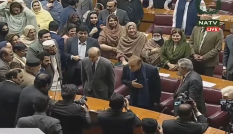 Newswaveurdu's tweet photo. نواز شریف  قومی اسمبلی پہنچ گئے۔۔۔!!
#nawazshairf #PMLN #Pakistan https://t.co/ObidlHVqQY