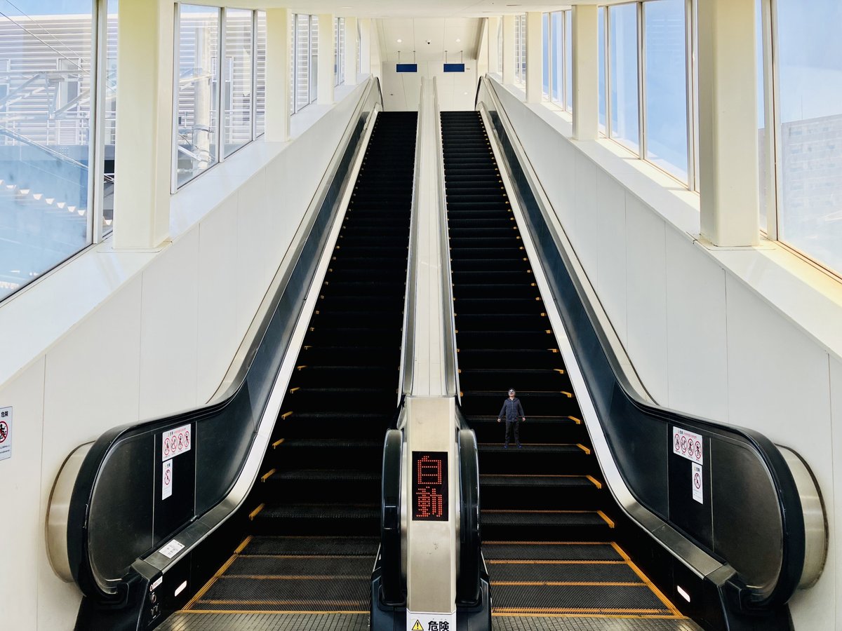 Mr_nagaoka's tweet image. エスカレーターに乗ってみましたが、結構怖いですね。
最近は高速モードのものもあって、ひやひやします。
がんばれ!Mr.ながおか!
いいね♥とフォローしてくれると嬉しいです

★独り言★
今日も埋め立て地で寒い中働いていました…。

#エスカレーター
#高速モード 
#escalator 
#合成写真
#followme