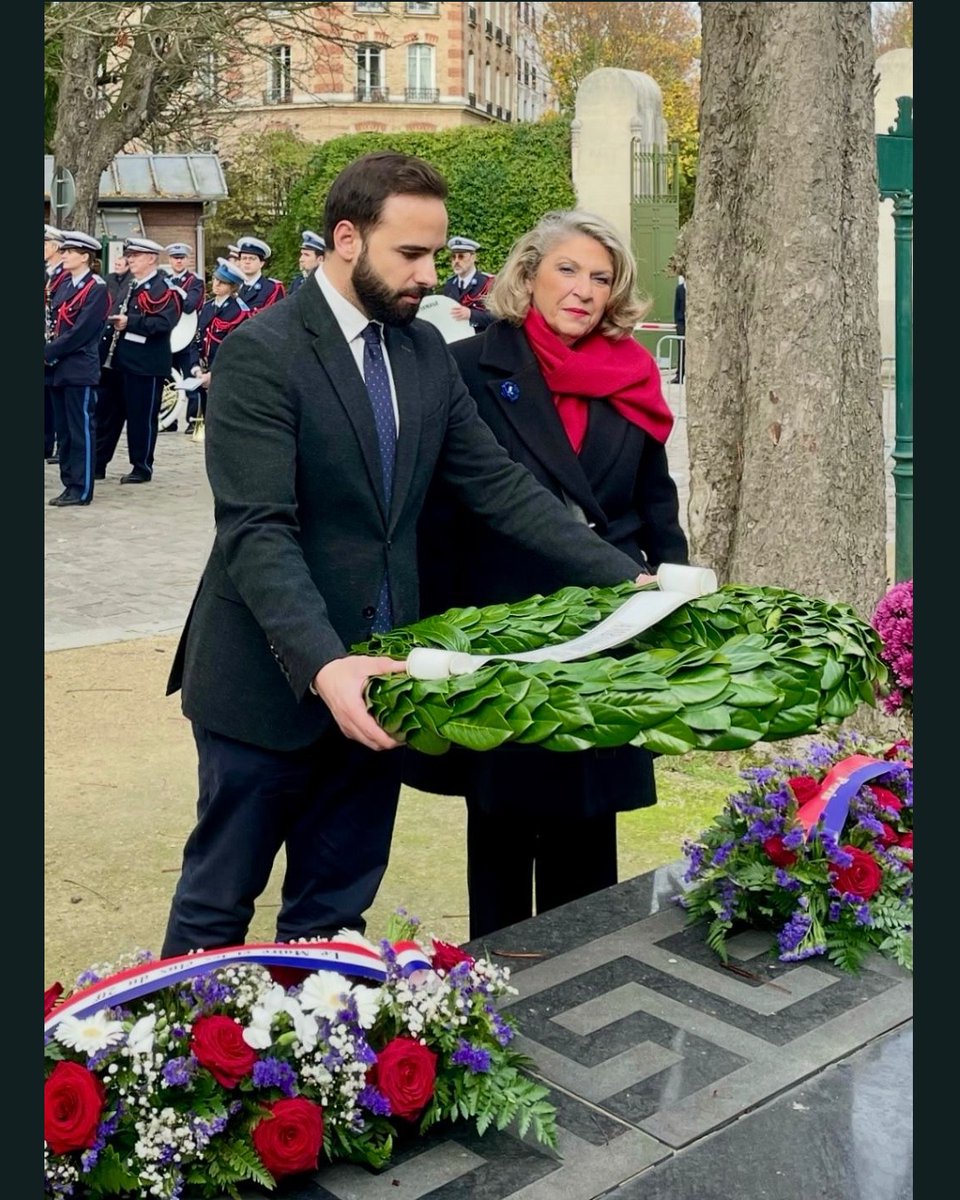 GreceParis's tweet image. En hommage aux engagés volontaires Grecs morts pour la France, le Consul de Grèce M. Georgios Kontos a déposé une gerbe au monument érigé pour honorer leur mémoire au cimetière du Père Lachaise en présence de la Présidente de la Communauté Hellénique de Paris Mme Seta Theodoridis