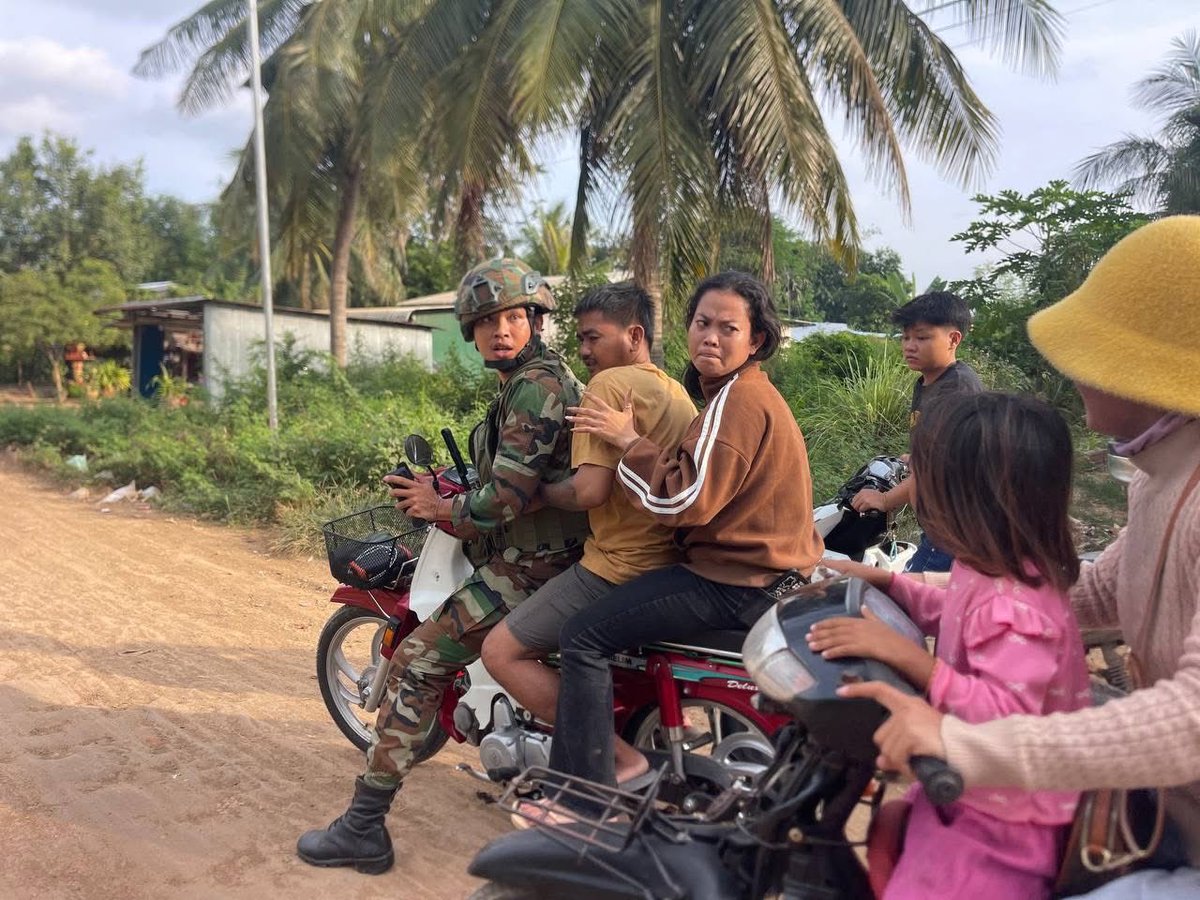 amdanith's tweet photo. According to H.E. Neth Pheaktra on 2025, 12 November the Thai army has fired shots at Khmer civilians, injuring five people in Prey Chan village, Ou Beychoan commune, Ou Chrov district, Banteay Meanchey province. Thailand paused the peace agreement.
#ThailandViolatestheceasefire https://t.co/FiXxDuXRC7