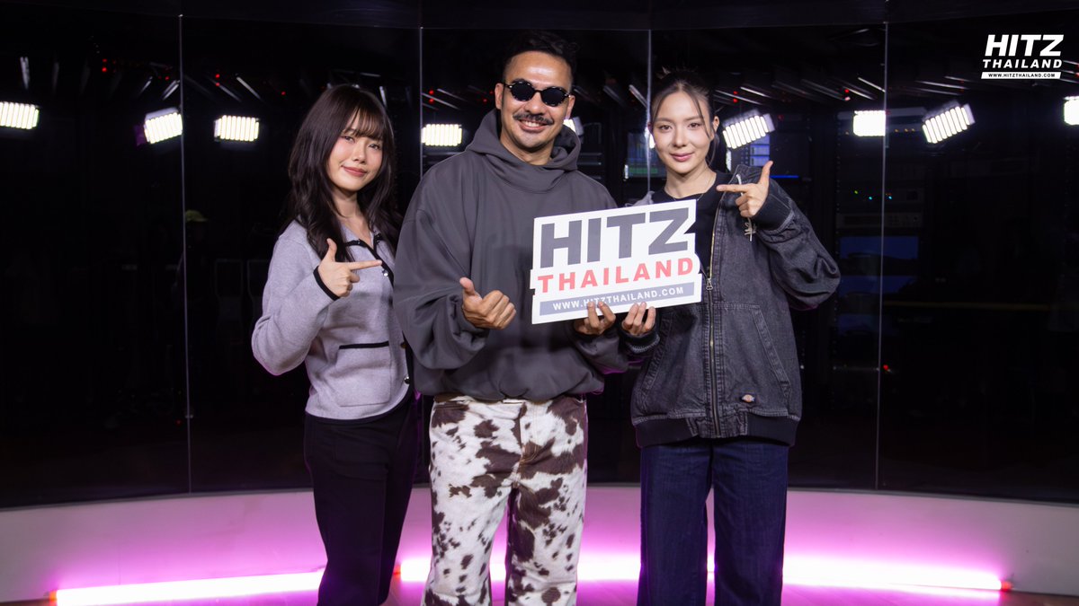 HITZThailand's tweet photo. 'มิวสิค & ปลายฟ้า' 2 นักแสดงนำจากซีรีส์ 'RUNAWAY หนีไปก็ตายเปล่า' แวะมาเช็คอิน และพูดคุยถึงซีรีส์พร้อมเพลงประกอบ 'ก่อนพรุ่งนี้จะหายไป (RUNAWAY)' ใน #HITZCheckIn LIVE! with #DJBOY

#HITZThailand #AllTheHits
#Miusic #PLAIFAH_VIIS
#RunawayTheSeries 
#หนีไปก็ตายเปล่า #ก่อนพรุ่งนี้จะหายไป_MIUSIC 
#Grow_Ent

@miu_miusic  @Plaifahsrc555  @Runaway_GL  @Grow_officialth  @baanchanproduce 

👉🏻 ใครไม่ทันได้ดูสัมภาษณ์สด คลิกชมย้อนหลังได้ที่
https://t.co/nnKu7Krrrm