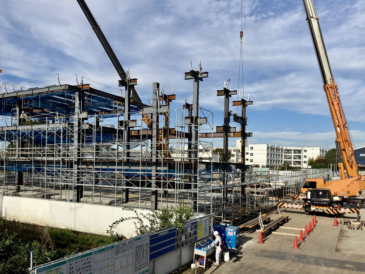 fukushi_uragi's tweet photo. 相模原市で進めている障害者支援施設たんぽぽの家、特別養護老人ホーム柴胡苑の現場では鉄骨の建て方が今週から始まりました。7工区に分けて12月末にはボリュームがわかるようになってきます。
#日比野設計　#福祉施設研究所　#hibinosekkei #fukushiken #相模原市　#福祉施設現場　#鉄骨工事 https://t.co/nXJVXO6MId