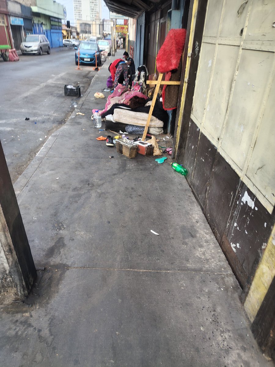 El turista que llega a una ciudad, lo  primero que hace, es preguntar dónde queda el mercado, para ir a almorzar, o comer algo, en #Iquique este es el panorama que se encuentra a sus alrededores, cero compromiso de la <a href="/IquiqueDeTodos/">Municipalidad de Iquique</a> y abandonado por el <a href="/Gore_Tarapaca/">Gobierno Regional Tarapacá</a>