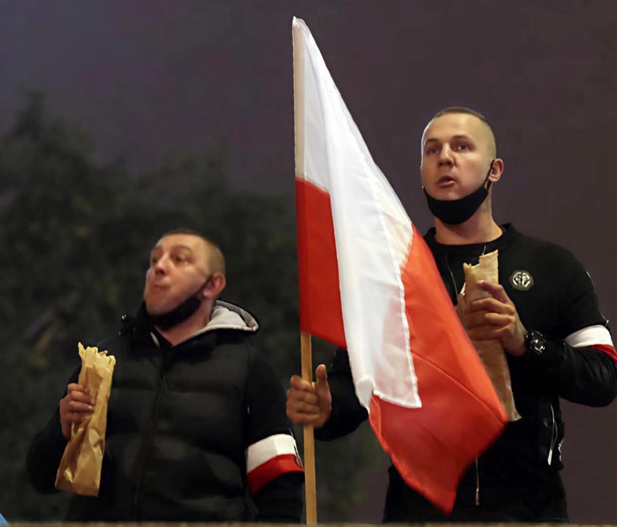 A po zjedzeniu kebza darli mordy ze Polska dla Polakow 🤮🤮🤮