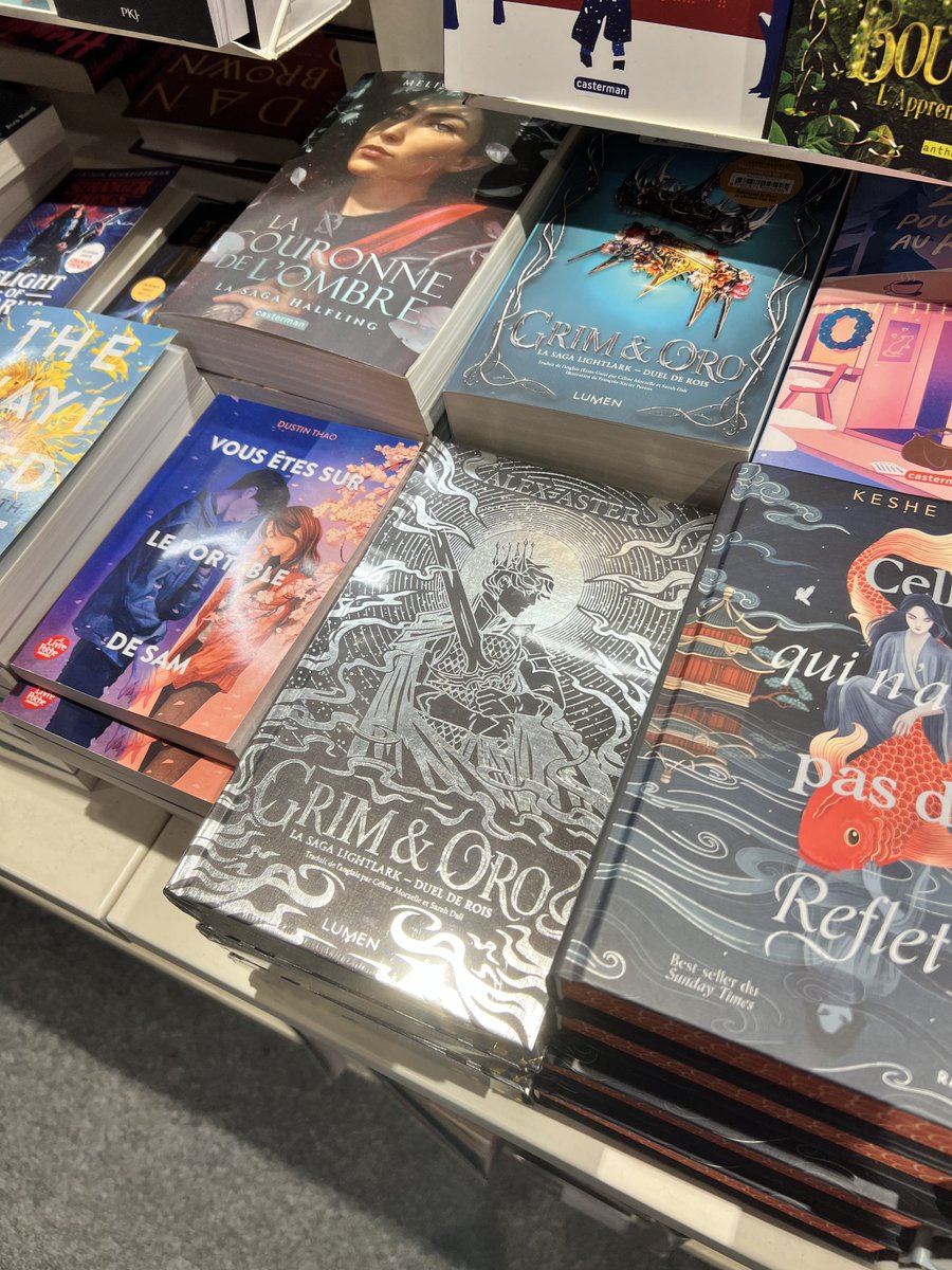 Whaouh, attention les yeux : cette édition collector attire le regard en librairie, comme ici sur les tables de la Fnac La Défense !

Craquez-vous plutôt pour la face argentée (Grim) ou dorée (Oro) ?