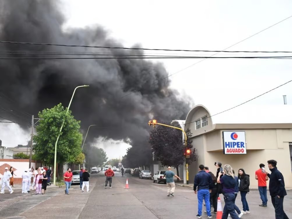 <a href="/Leaginobili/">Leandro Ginobili</a> <a href="/SUTEBAProvincia/">SUTEBA Provincia</a> <a href="/NestorFAlvarez/">Néstor Alvarez</a> <a href="/arba/">ARBA</a> <a href="/SoniaBudassi/">Soña</a> <a href="/abel_ez/">Abel Escudero Zadrayec</a> <a href="/AnaValacco/">Ana Paula Valacco 💚</a> 8000.ar/%f0%9f%93%9a%f…