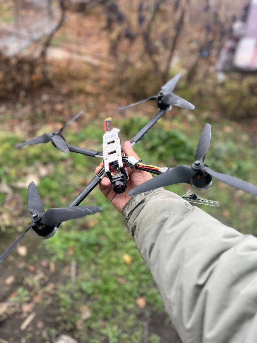 did_zhurba's tweet image. Друзя, дивіться. Є збір на дрони і приколи до них для наших бійців. 
А є отакий осьо трофейний кацаподрон, який можна виграти за донат на цю банку:
send.monobank.ua/jar/hmoYLoMH5

Кидаєте не з моно - вказуйте як вас знайти