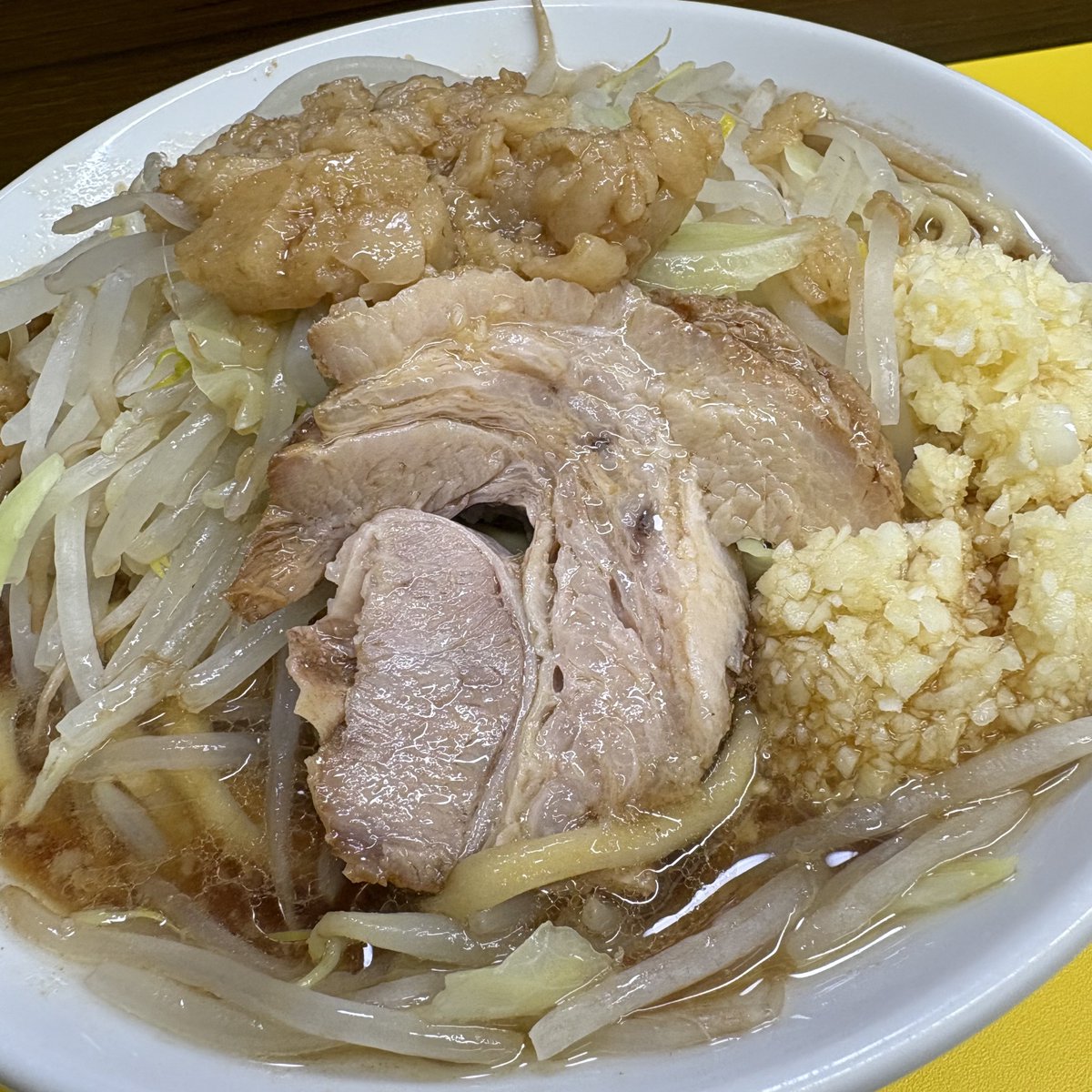 Sulfide's tweet photo. 豚が1番⭐︎脂が2番
ラーメン中　ニンニク https://t.co/VyApYFoMOu