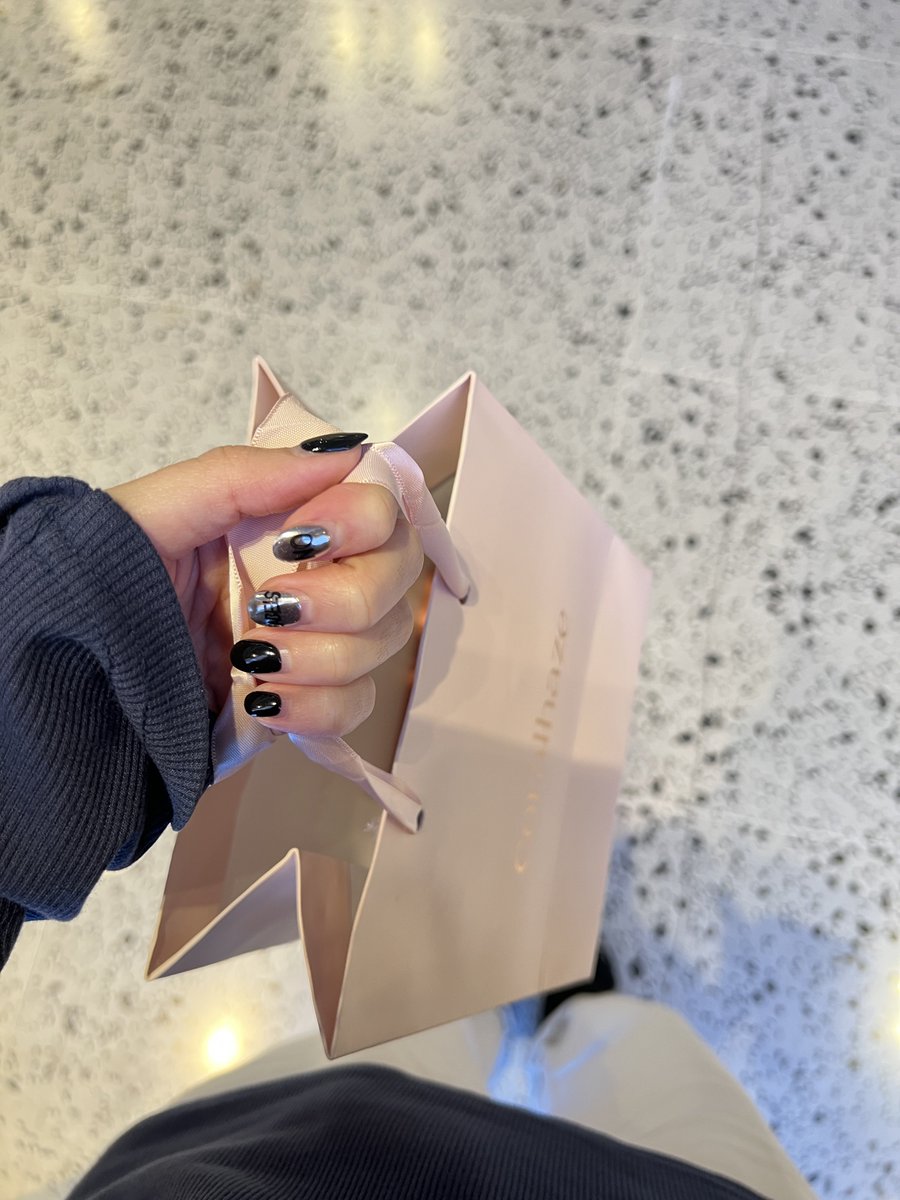 เผื่อโมอาหรือใครอยากมาลอง coralhaze ลิปบอม 🧸 มี 4 รุ่นเลยรวมล่าสุด velvet tint + product อื่นๆ ของแบรนด์ในราคาโปรไม่ถึงสามใบแดง 🥺🩵

fyi ไม่มีของแถมน้องนะคะ

📍shinsegae pop up, 1st floor central world
มีถึงวันที่ 31 มค. 2026