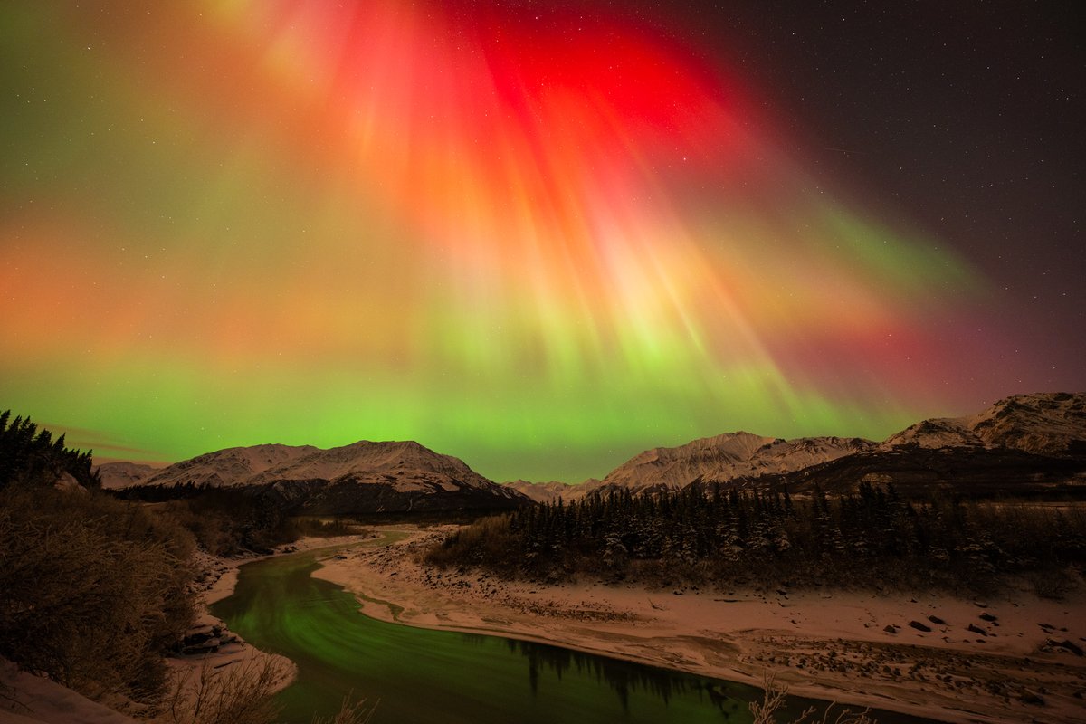 Meteovargas's tweet photo. #12nov La Tormenta Geomagnética severa (G4) que se registró esta madrugada en nuestro planeta, actualmente sigue en desarrollo con intensidad fuerte G3. Ha dejado espectaculares auroras en las altas latitudes, como las fotografiadas por:
1. Steven Miley en Delta Junction, Alaska 
2. Glenna Bayer desde Troy, Ohio
3. Eternity Moreau en Newport, Washington
4. Martin Guth, Hermantown, Minnesota