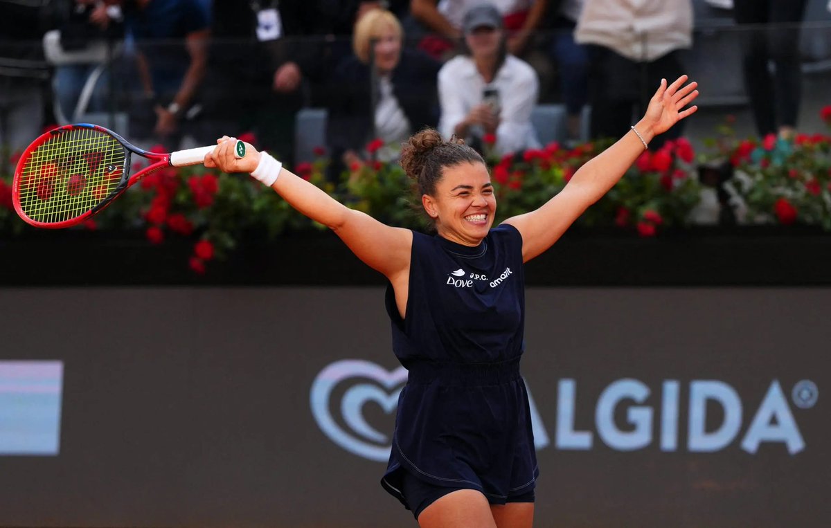 Jasmine Paolini has ended her 2025 season as:
- the 3rd player with most WTA 1000 wins
- the 3rd player (tied) with most top 5 wins
- the 5th player (tied) with most top 10 wins
- the 7th player with most total wins
- the 10th player with most 6-0/6-1 sets won

Numbers are facts