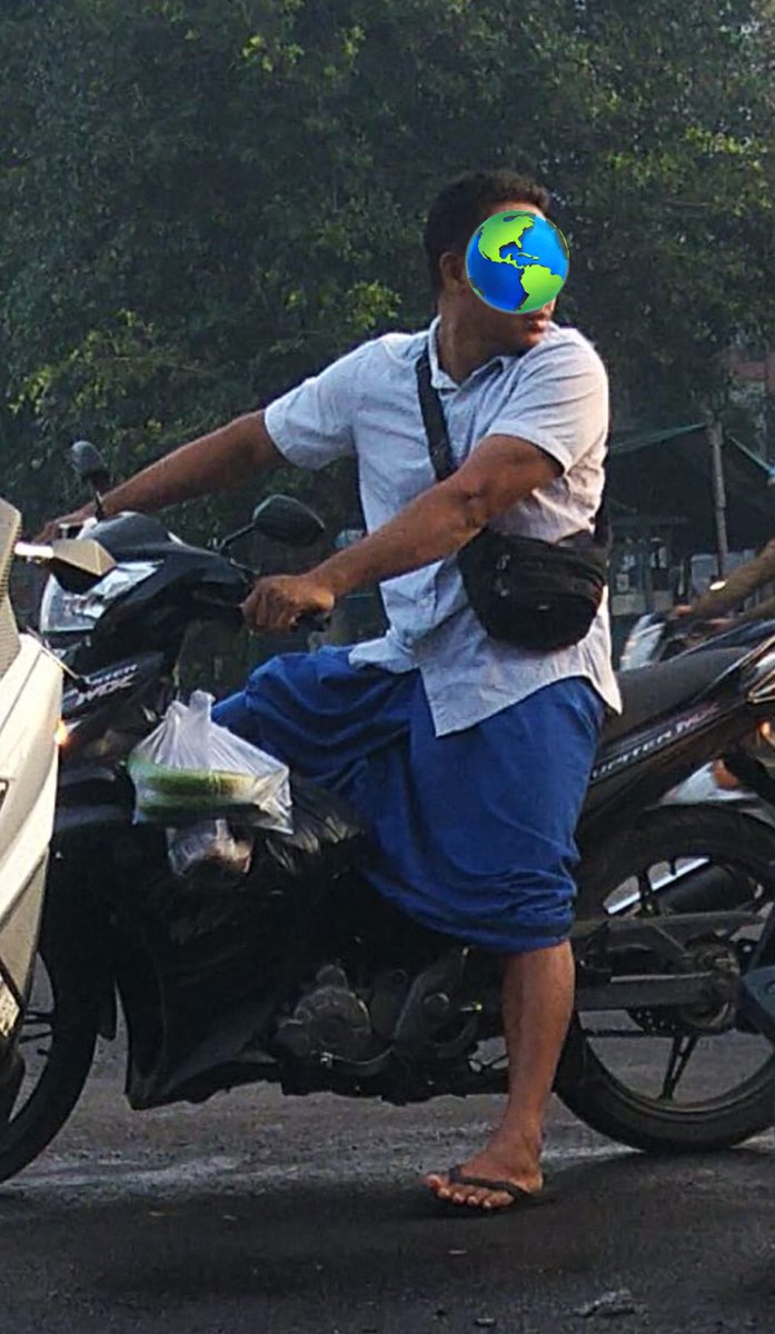 EVebriant's tweet photo. Sarungan gak pakai sempak. Nyaman banget.
#sarunger #gaysurabaya #surabaya #santri #sarungan #longyi #lungi #nakeddaddy https://t.co/L2TAmN7Cwa