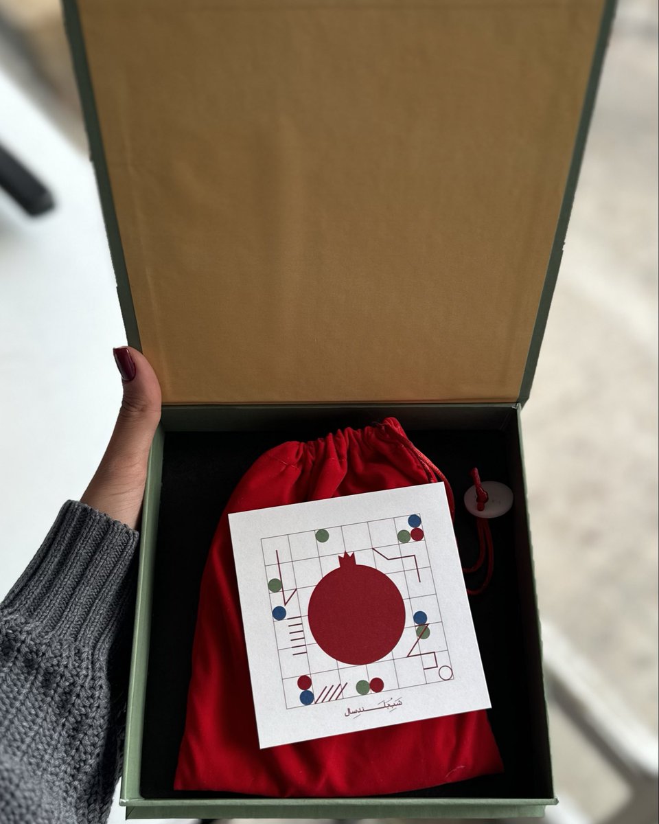 بسته‌های هدیه‌ی یلدامون رو دیدید؟
توی اون کیسه‌ی قرمز یه چیزیه که توی هیچ پک یلدای دیگه‌ای پیداش نمی‌کنید💅