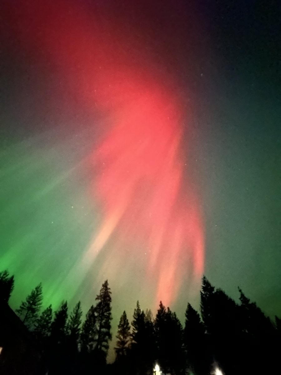 Meteovargas's tweet photo. #12nov La Tormenta Geomagnética severa (G4) que se registró esta madrugada en nuestro planeta, actualmente sigue en desarrollo con intensidad fuerte G3. Ha dejado espectaculares auroras en las altas latitudes, como las fotografiadas por:
1. Steven Miley en Delta Junction, Alaska 
2. Glenna Bayer desde Troy, Ohio
3. Eternity Moreau en Newport, Washington
4. Martin Guth, Hermantown, Minnesota