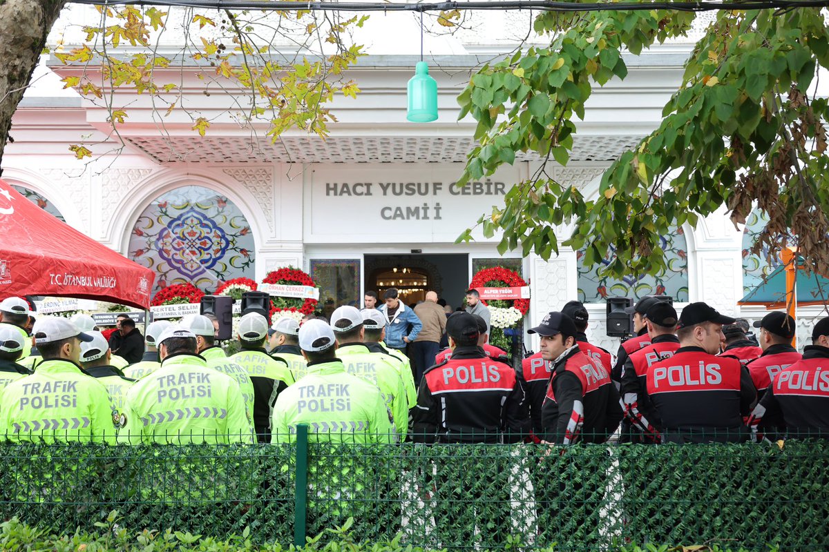 Kahraman şehidimiz, Osmaniye Trafik Tescil ve Denetleme Şube Müdürlüğü’nde görev yapan Çekmeköylü hemşehrimiz Polis Memuru Faruk Şahin’i, bugün öğle namazına müteakiben Taşdelen Hacı Yusuf Camii’nden dualarla ebediyete uğurladık.

Cenaze törenine ailesi, sevenleri, emniyet