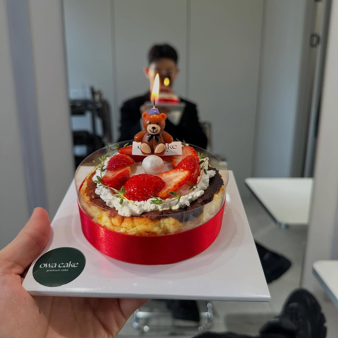 parksolomon_kr's tweet photo. 251012 lomon991111 instagram post 

Thank you sincerely to everyone
who made an ordinary day feel so special. ✨
Surrounded by so much love,
I spent an unforgettable day.
It's getting really cold these days—
please take care not to catch a cold.

#LOMON #로몬 #ロモン https://t.co/ATbeYyT1qL