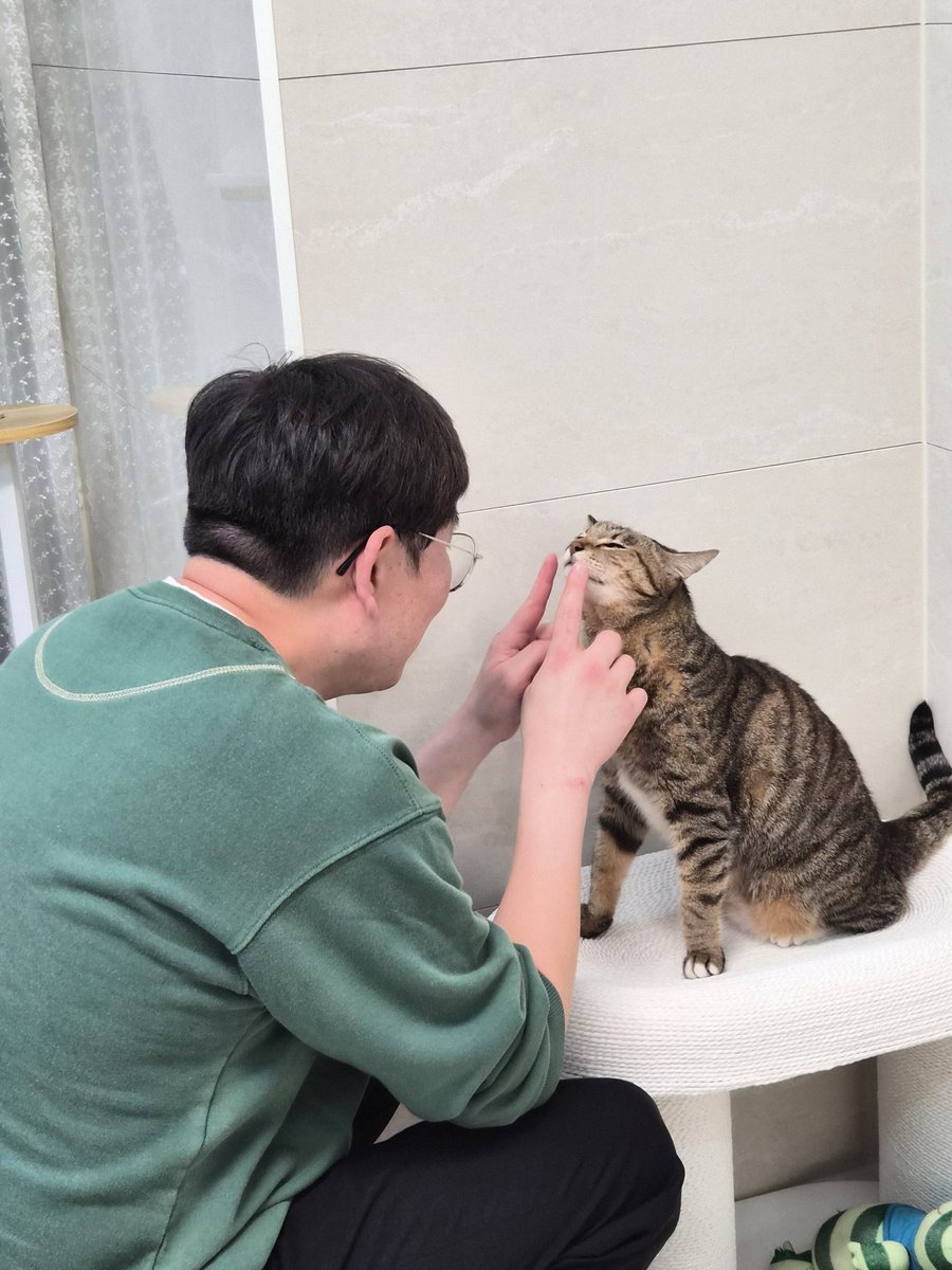 5년 전 마중이 아팠을 때, 병원비 보태라고 자기 1년치 용돈을 건냈던 삼촌(=내 직장동료이자 후배이자 입사 순으론 마중이 후임) 마중이 은퇴 후 5년 만에 만났는데 마중이가 바로 알아보고 반갑다 냥냥했다😭