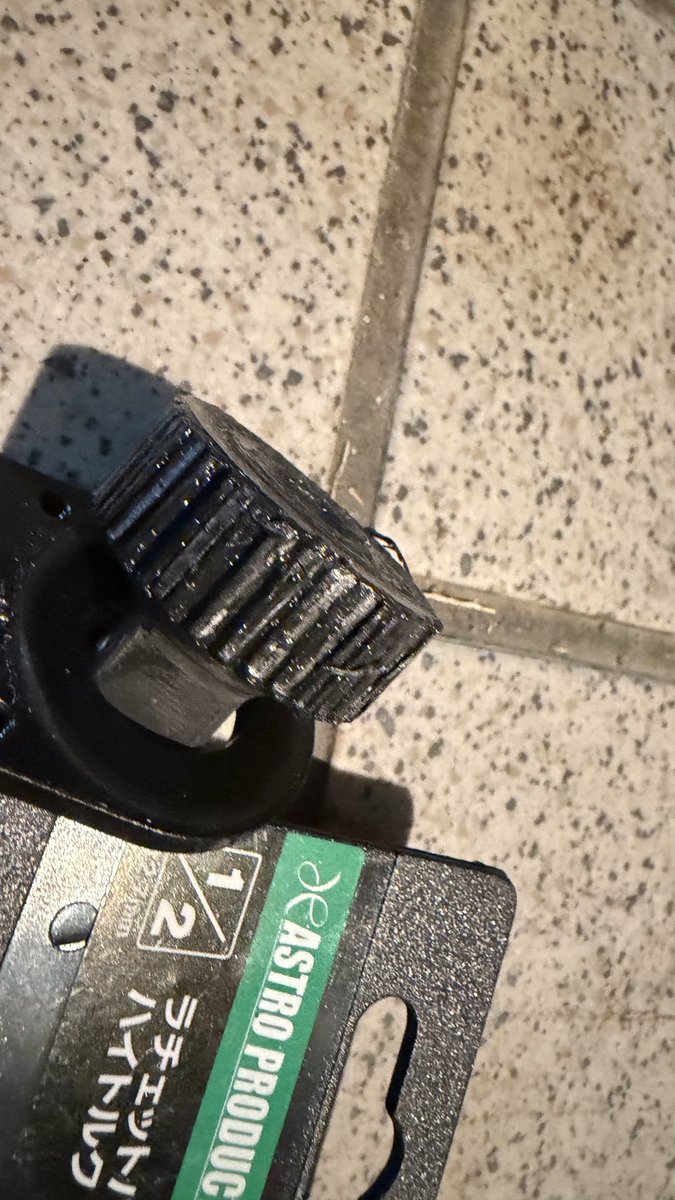 lp670_4_sv's tweet image. アストロの工具を信じた自分がバカだったのはわかるけどさ

ハブナット外そうとして、ギア歯飛びするって終わってるやろ

8,000円パーやで✋

アストロさん、許容トルク700NMとは？

表記詐欺にも程があるやろ