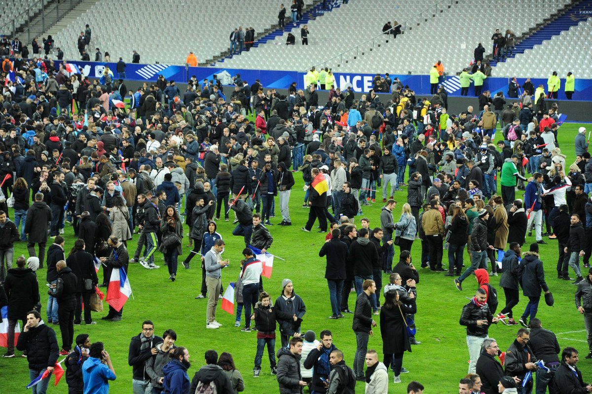 ActuFoot_'s tweet photo. 🚨🕊️ Kylian Mbappé 🇫🇷 prend la parole sur la date du 13 novembre :

« Je voudrais avoir quelques mots au nom de l'équipe de France, du staff, des joueurs. Je ne sais pas si on aura l'occasion d'en parler demain. 

𝗗𝗲𝗺𝗮𝗶𝗻 𝘀𝗲𝗿𝗮 𝘂𝗻𝗲 𝗷𝗼𝘂𝗿𝗻𝗲́𝗲 𝘀𝗽𝗲́𝗰𝗶𝗮𝗹𝗲. 𝗢𝗻 𝘃𝗼𝘂𝗹𝗮𝗶𝘁 𝗮𝘃𝗼𝗶𝗿 𝘂𝗻𝗲 𝗽𝗲𝗻𝘀𝗲́𝗲 𝗮𝘂𝘅 𝗽𝗲𝗿𝘀𝗼𝗻𝗻𝗲𝘀 𝘁𝗼𝘂𝗰𝗵𝗲́𝗲𝘀 (𝗹𝗲 𝟭𝟯 𝗻𝗼𝘃𝗲𝗺𝗯𝗿𝗲 𝟮𝟬𝟭𝟱). 🙏

On sait que ce ne sera pas une journée joyeuse mais 𝗼𝗻 𝘃𝗲𝘂𝘁 𝗳𝗮𝗶𝗿𝗲 𝗰𝗼𝗺𝗽𝗿𝗲𝗻𝗱𝗿𝗲 𝗮𝘂𝘅 𝗙𝗿𝗮𝗻𝗰̧𝗮𝗶𝘀 𝗾𝘂𝗲 𝗹𝗮 𝗰𝗼𝗺𝗺𝗲́𝗺𝗼𝗿𝗮𝘁𝗶𝗼𝗻 𝗱𝗲 𝗰𝗲𝘁𝘁𝗲 𝗷𝗼𝘂𝗿𝗻𝗲́𝗲 𝗳𝗮𝗶𝘁 𝗽𝗮𝗿𝘁𝗶𝗲 𝗱𝗲𝘀 𝗰𝗵𝗼𝘀𝗲𝘀 𝗶𝗺𝗽𝗼𝗿𝘁𝗮𝗻𝘁𝗲𝘀. » ❤️

🎙️ conf. de presse