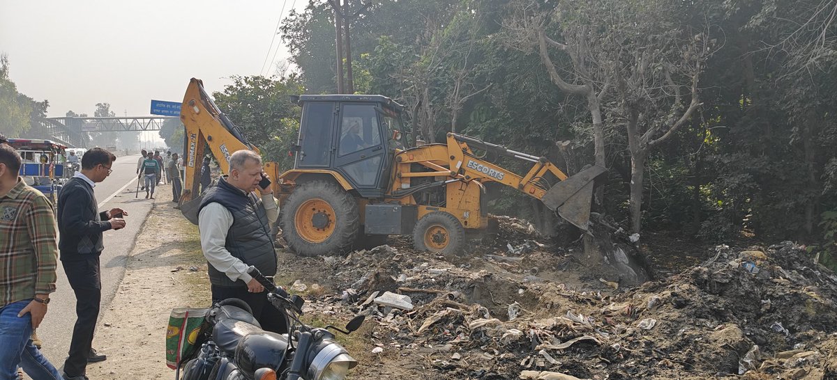 आज कलक्ट्रेट बागपत के पास हाईवे पर सफाई कराई गई