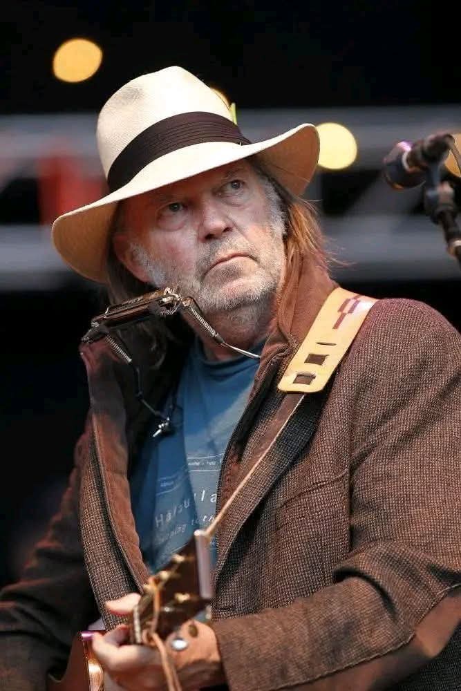 oriettamusic's tweet image. Happy Rockin’ Birthday, Neil Young! 🎸
Today we celebrate one of rock’s true visionaries — the restless soul, the rebel poet, the man who never stopped chasing the sound of truth. 

Keep on rockin’ in the free world, Neil — your fire still burns bright! 🎶