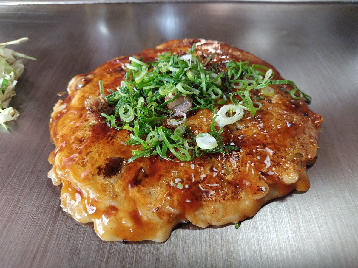 hideexekobe's tweet photo. 神戸にあるのに「高砂」とはこれいかに？
まさに下町のお好み焼き屋さん👌
オッサンの飲み会はここからスタート🍻
薪の匂いがするお好み屋さん🎶 https://t.co/sC1I8o8Ew7