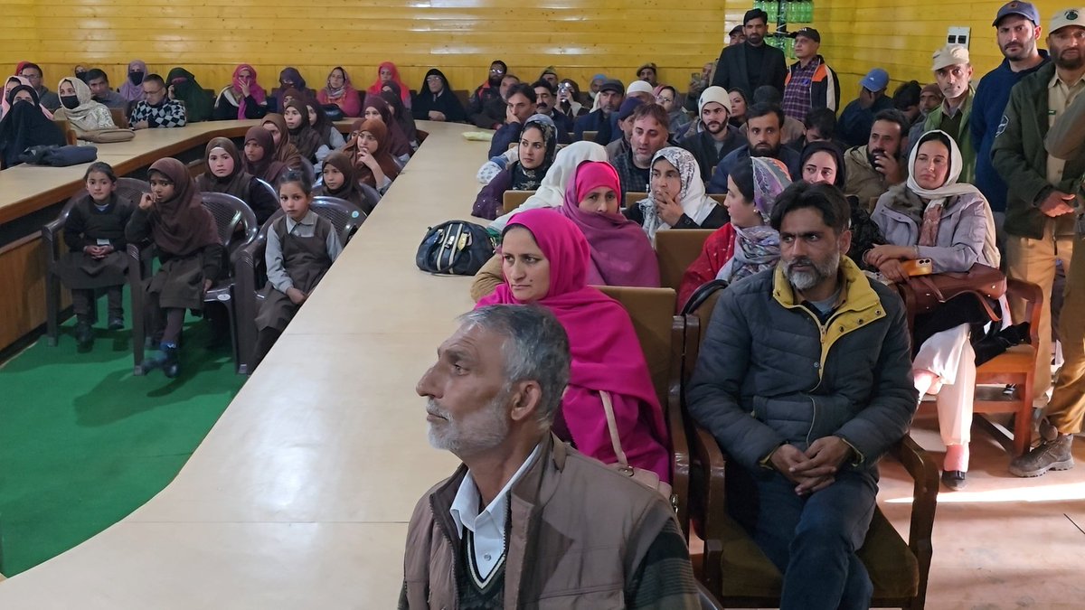 DCBaramulla's tweet photo. DC Baramulla @mingasherpa presided over #BlockDiwas at Tangmarg, reaffirming the administration’s commitment to governance at the doorstep through public outreach and grievance redressal.
@OfficeOfLGJandK
@CM_JnK
@diprjk
@ddnewsSrinagar
@airnewsalerts https://t.co/BO0p7Lv070
