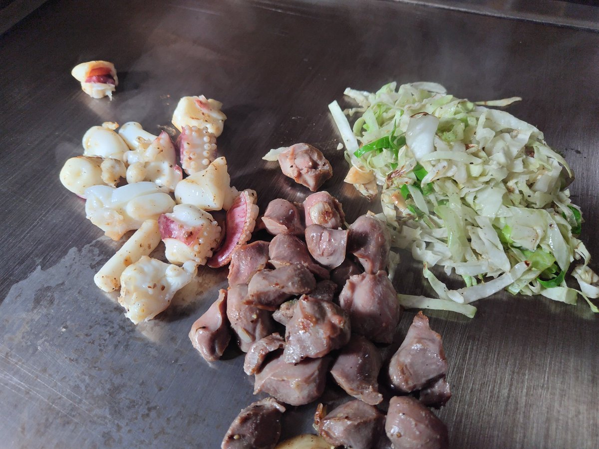 hideexekobe's tweet photo. 神戸にあるのに「高砂」とはこれいかに？
まさに下町のお好み焼き屋さん👌
オッサンの飲み会はここからスタート🍻
薪の匂いがするお好み屋さん🎶 https://t.co/sC1I8o8Ew7